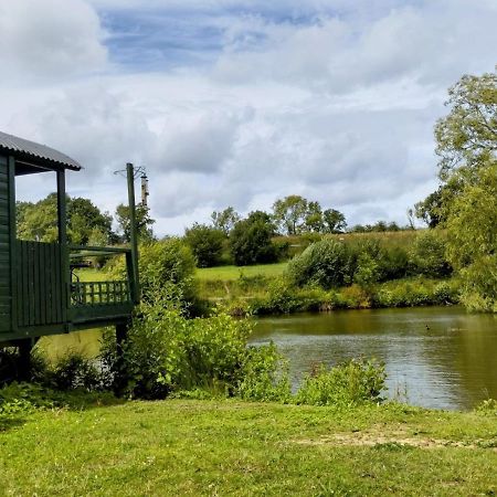 Charming Tranquil Shepherds Hut With Lakeside Balcony 'Roach' Акфілд Екстер'єр фото