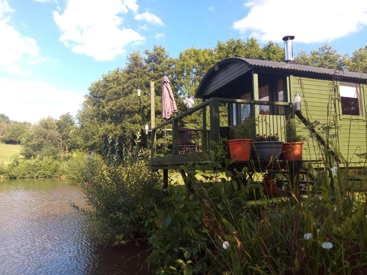 Charming Tranquil Shepherds Hut With Lakeside Balcony 'Roach' Акфілд Екстер'єр фото