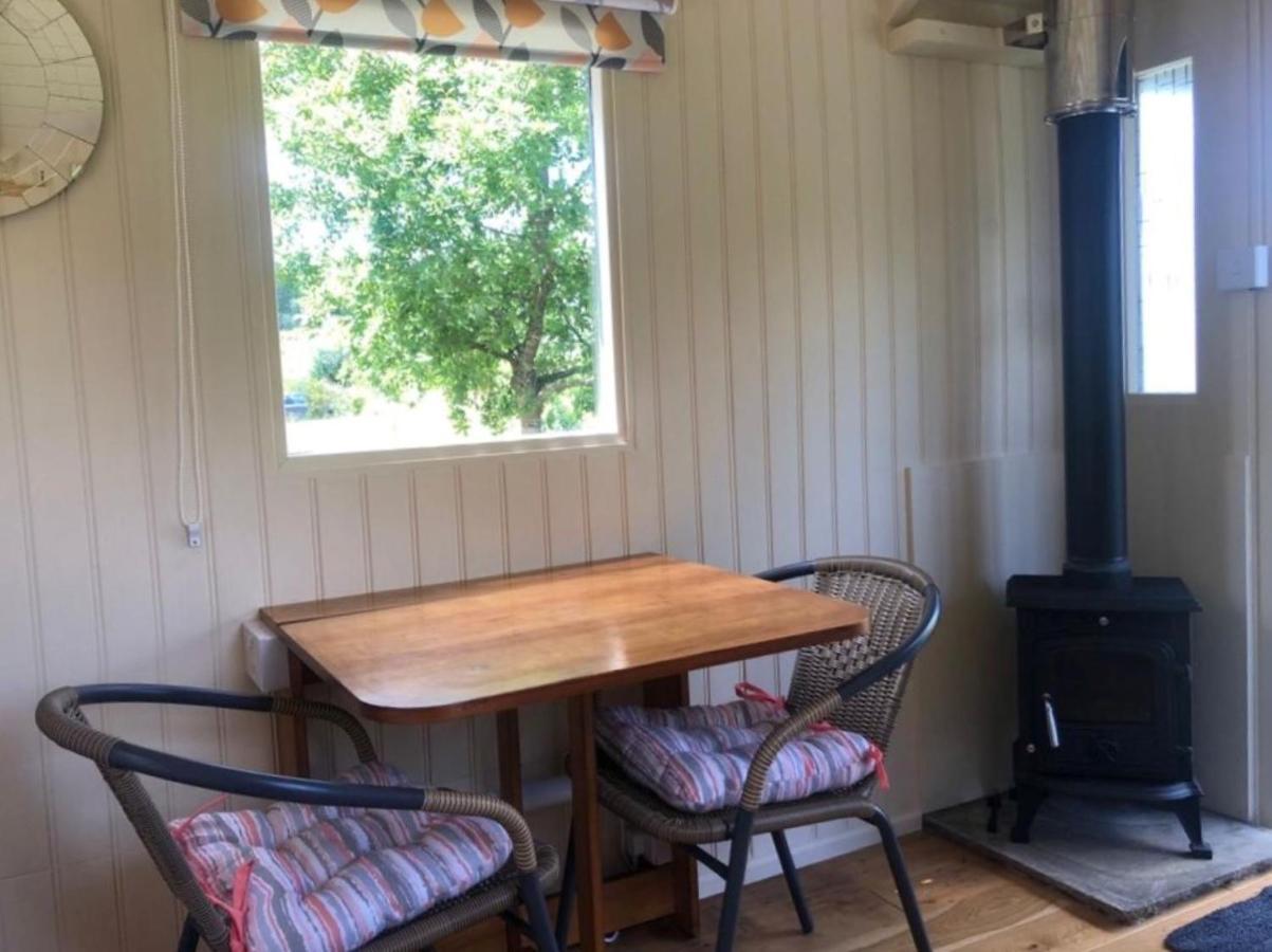 Charming Tranquil Shepherds Hut With Lakeside Balcony 'Roach' Акфілд Екстер'єр фото
