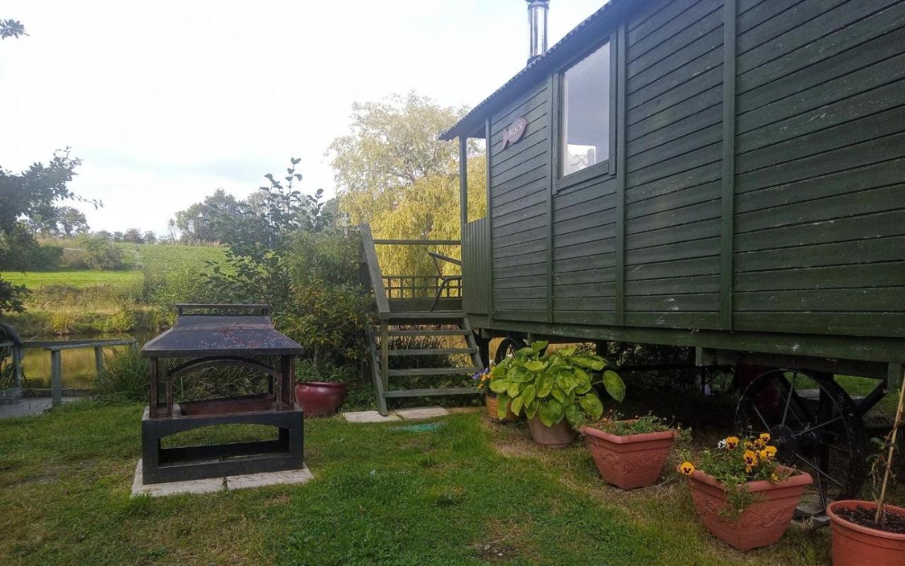 Charming Tranquil Shepherds Hut With Lakeside Balcony 'Roach' Акфілд Екстер'єр фото