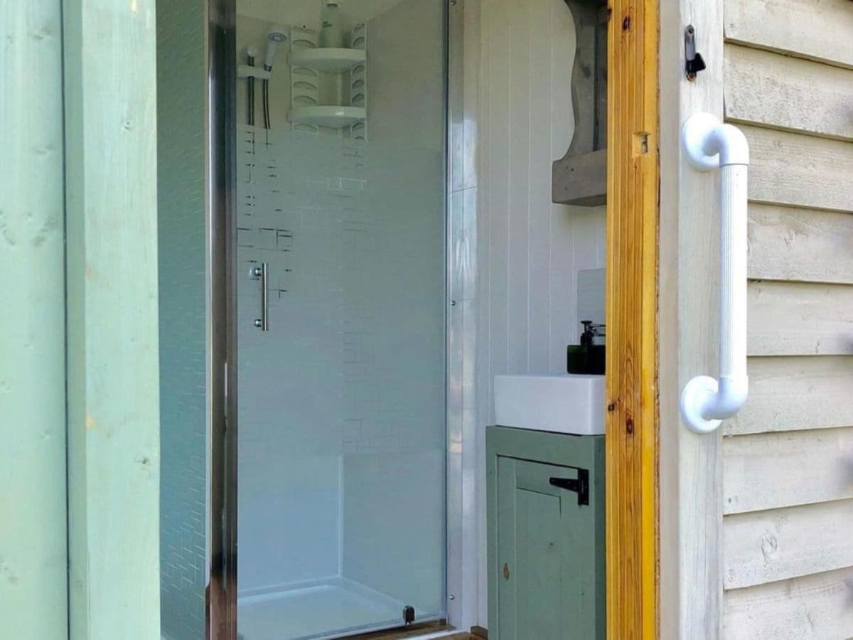 Charming Tranquil Shepherds Hut With Lakeside Balcony 'Roach' Акфілд Екстер'єр фото