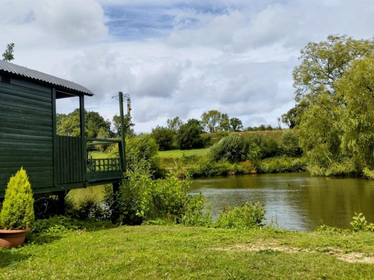 Charming Tranquil Shepherds Hut With Lakeside Balcony 'Roach' Акфілд Екстер'єр фото
