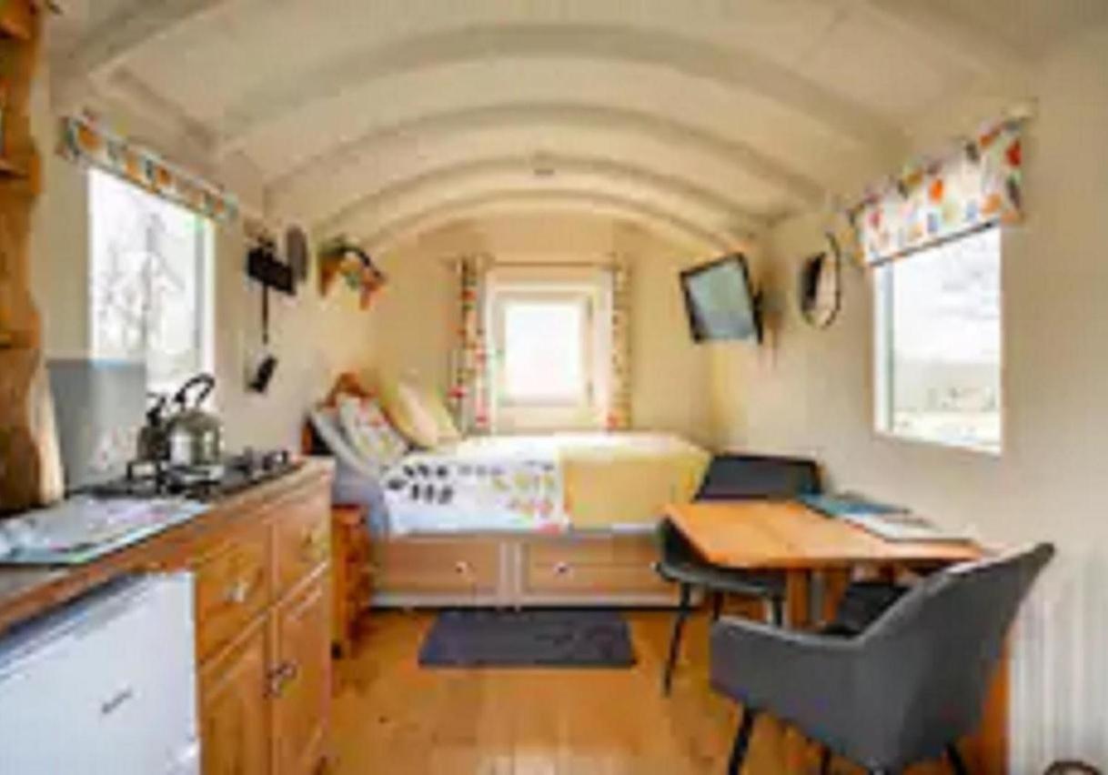 Charming Tranquil Shepherds Hut With Lakeside Balcony 'Roach' Акфілд Екстер'єр фото
