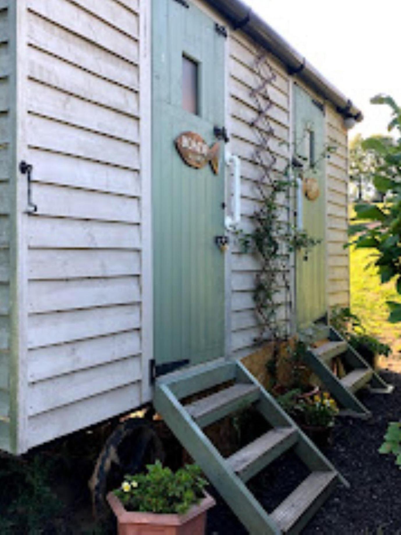 Charming Tranquil Shepherds Hut With Lakeside Balcony 'Roach' Акфілд Екстер'єр фото