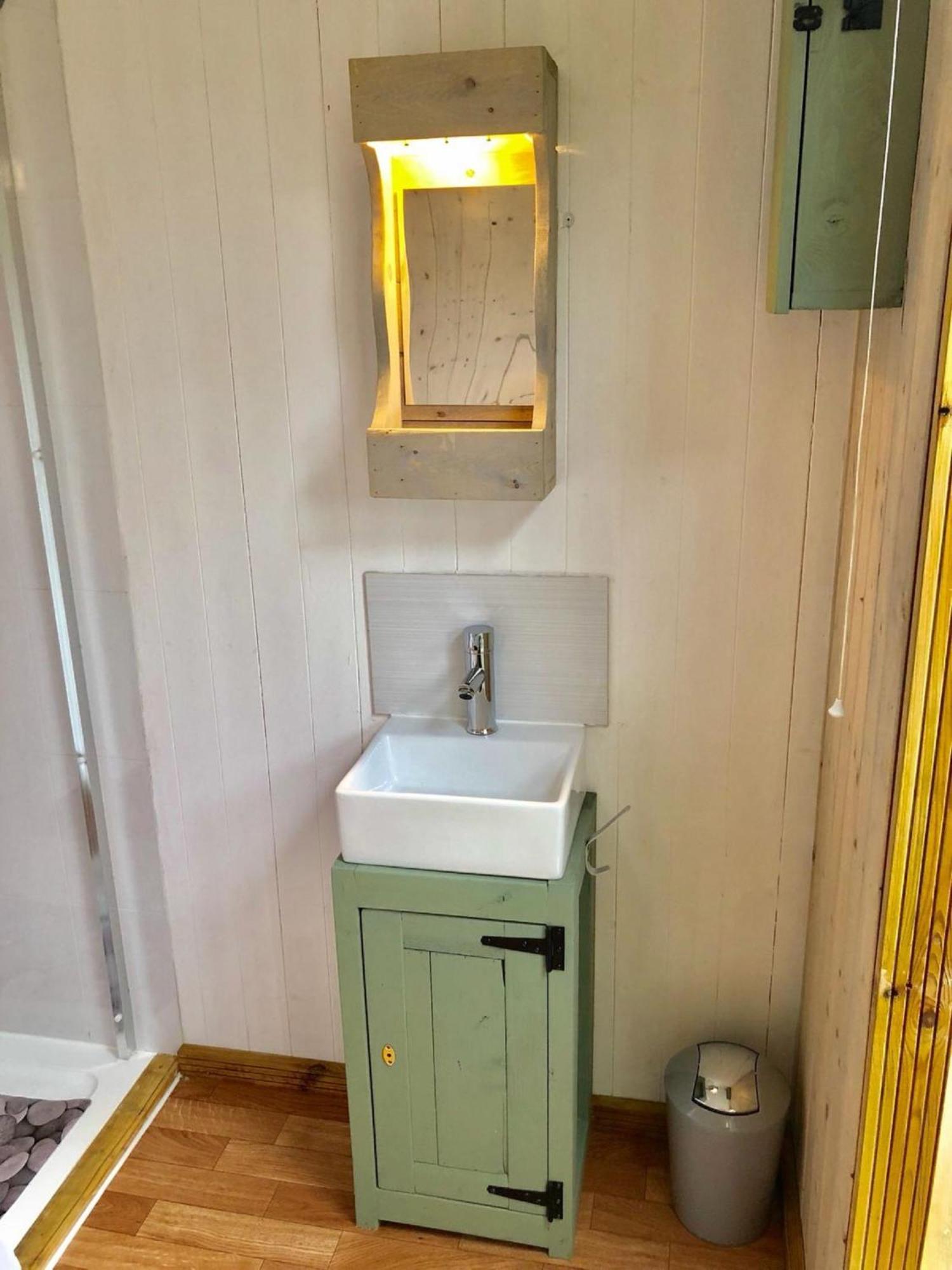 Charming Tranquil Shepherds Hut With Lakeside Balcony 'Roach' Акфілд Екстер'єр фото