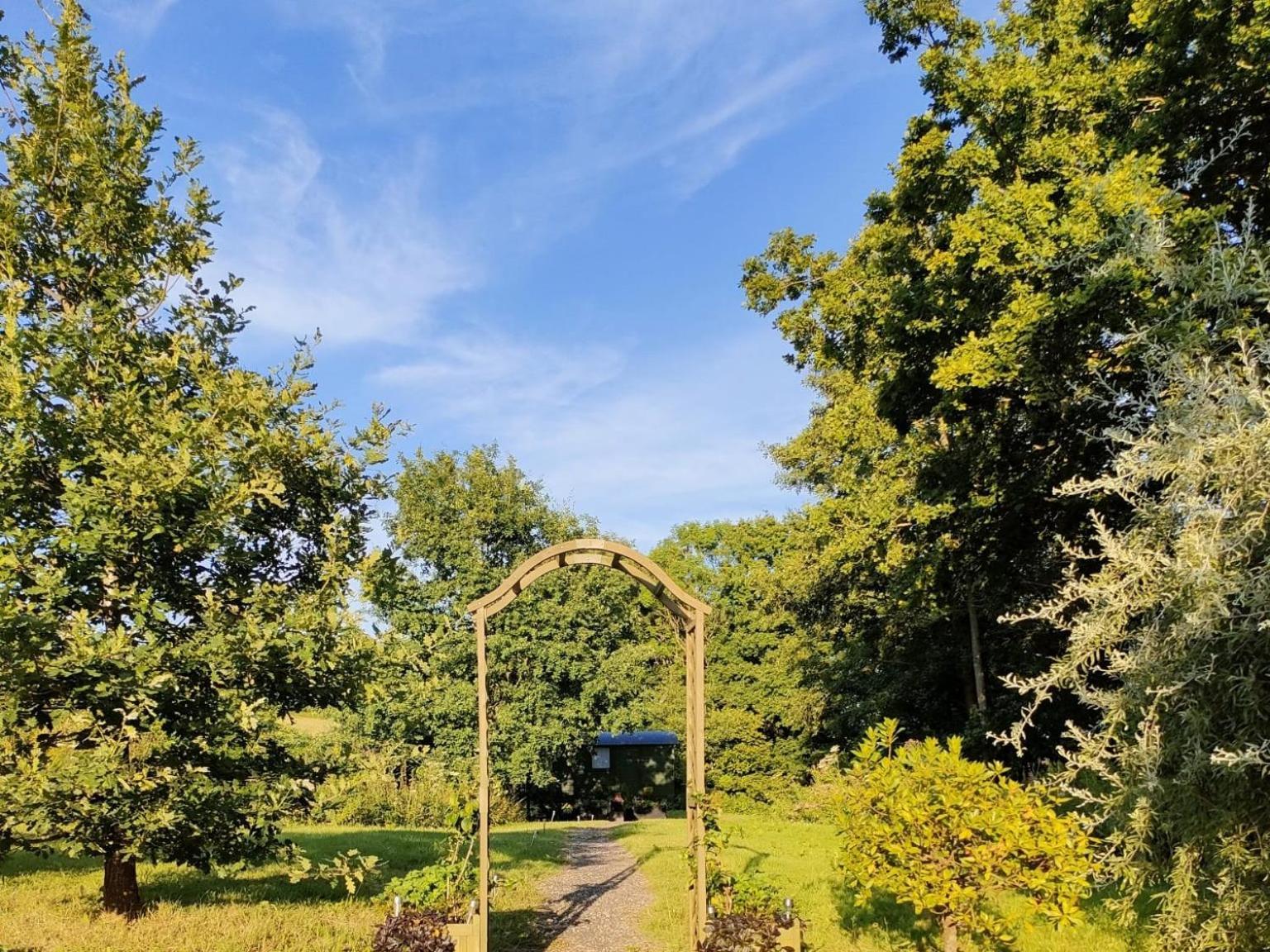 Charming Tranquil Shepherds Hut With Lakeside Balcony 'Roach' Акфілд Екстер'єр фото